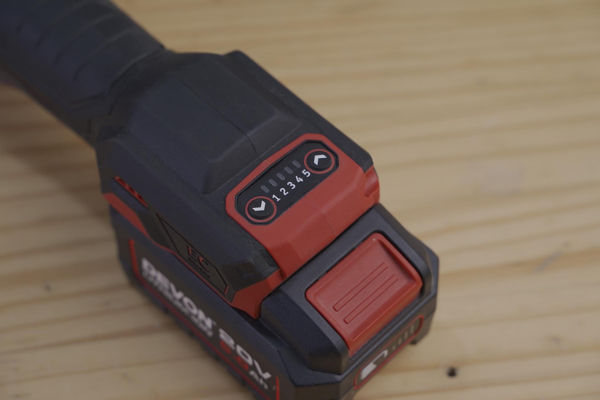 20V MAX CORDLESS BRUSHLESS OSCILLATING MULTI-TOOL